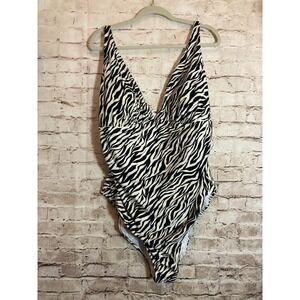 Old Navy Bathing Suit Womens 3X One Piece Black‎ White Zebra Print Ruched Plus